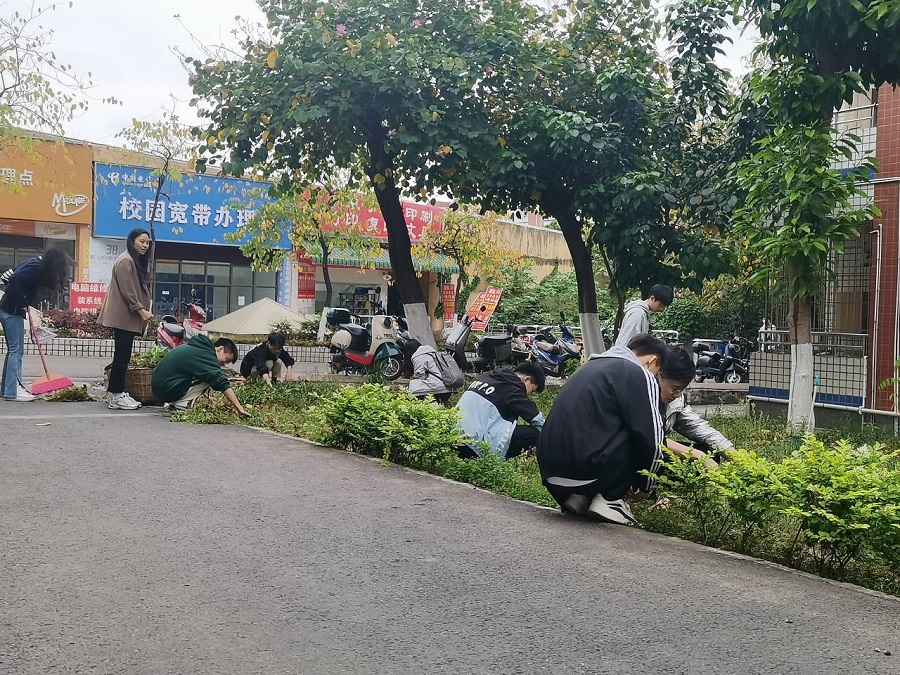 土木工程学院开展第八期“美丽川轻化，环保我先行’党校社会实践活动1.jpg