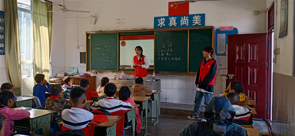 土木工程学院筑梦者志愿队开展“冬日的阳光下你我同行’支教活动.jpg