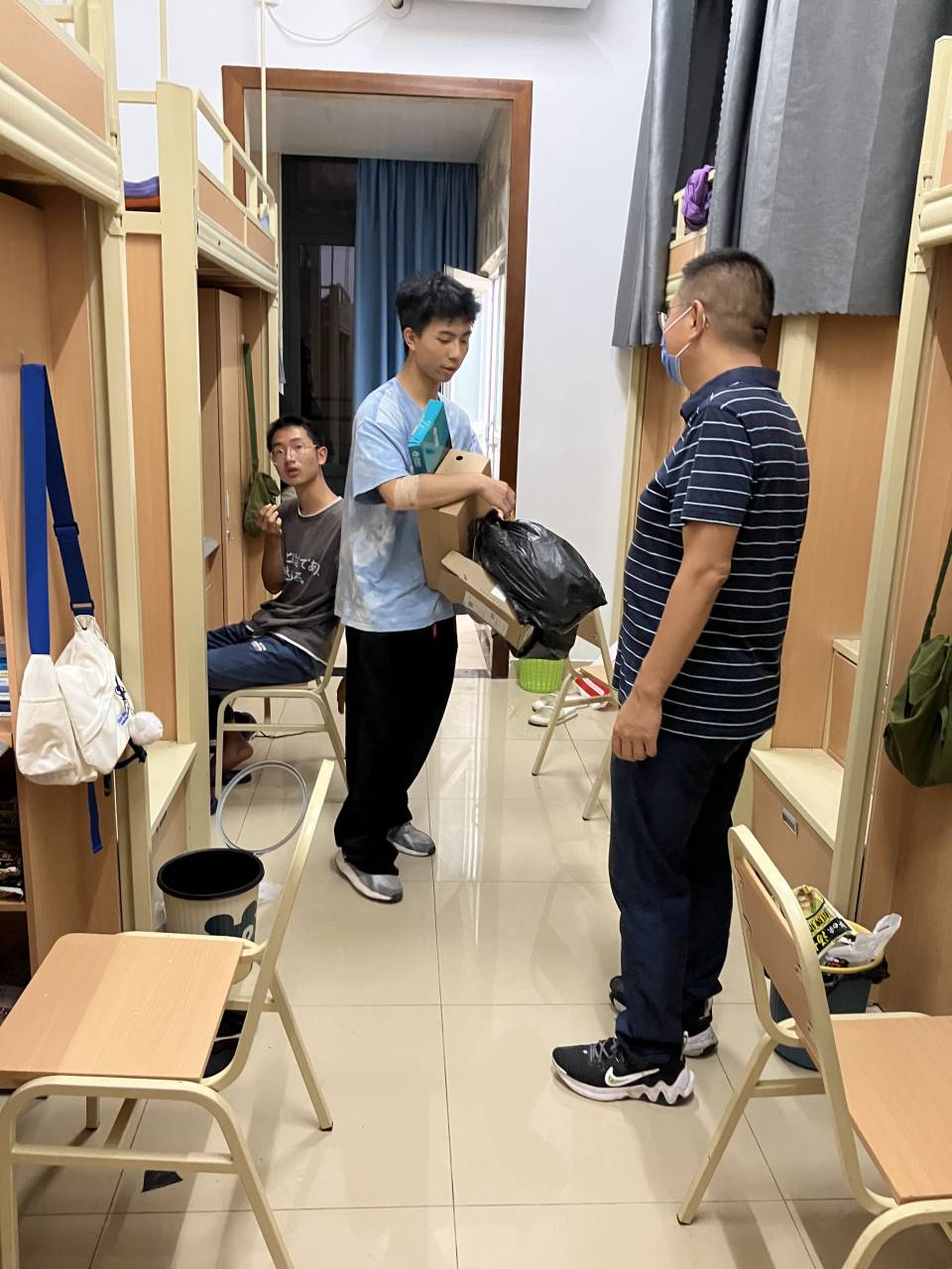 【652精神在“疫’线闪光】“战’疫中践初心——记土木工程学院副院长廖映华老师2.jpg