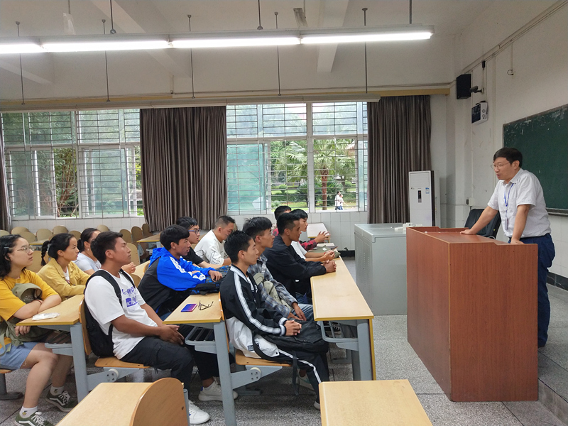 土木工程学院召开2019级深度贫困班见面会1.jpg
