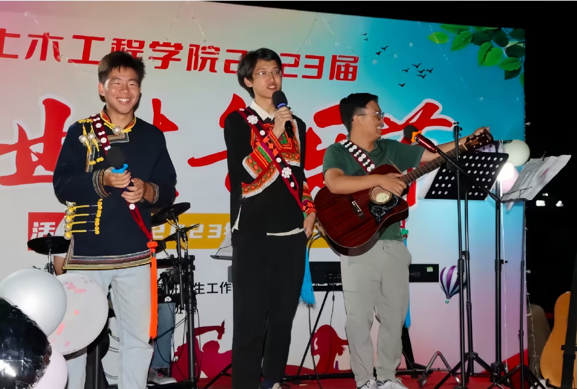 土木工程学院举办2023届毕业生音乐节1.jpg