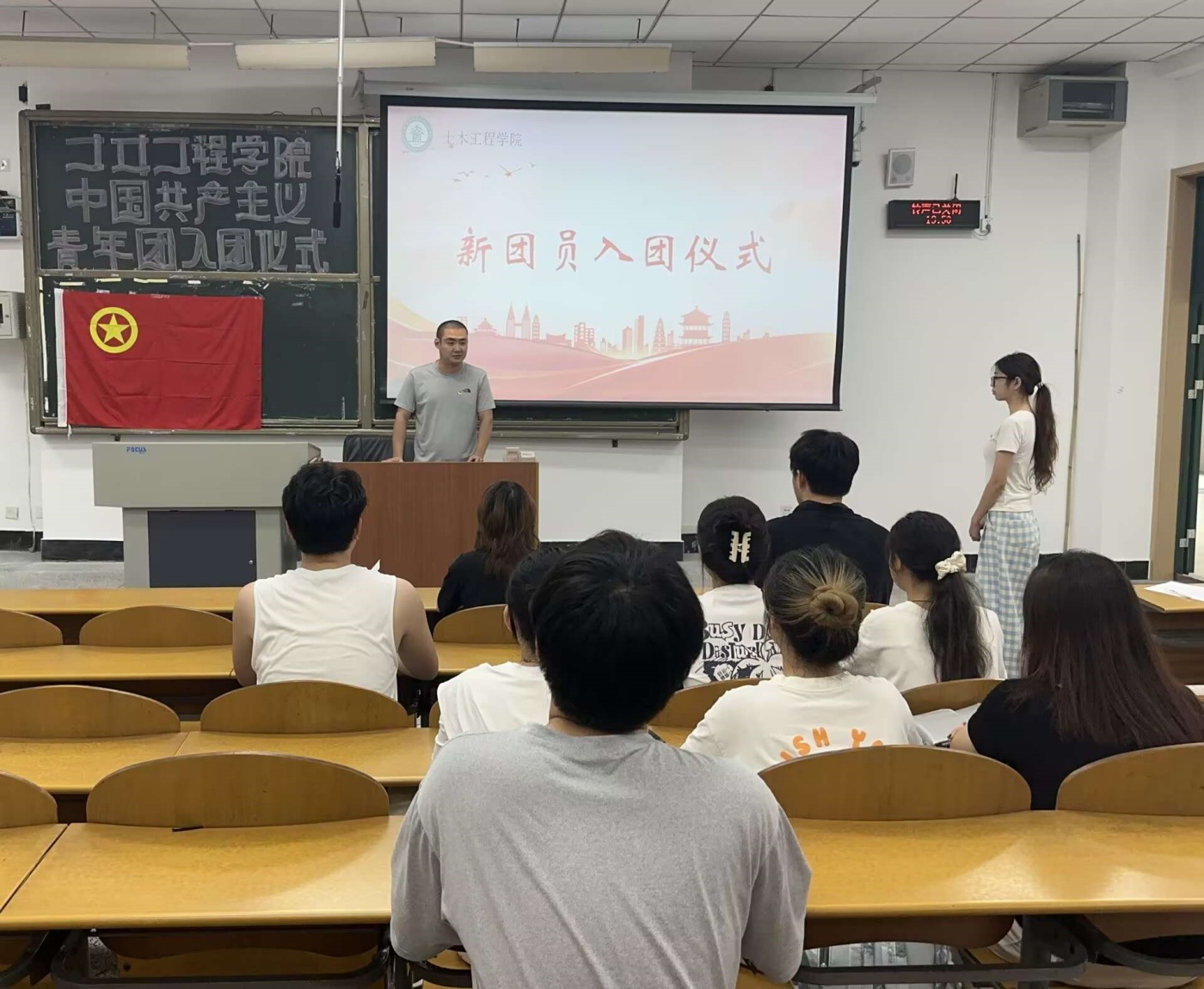 土木工程学院举行中国共产党主义青年团入团仪式2_副本.jpg