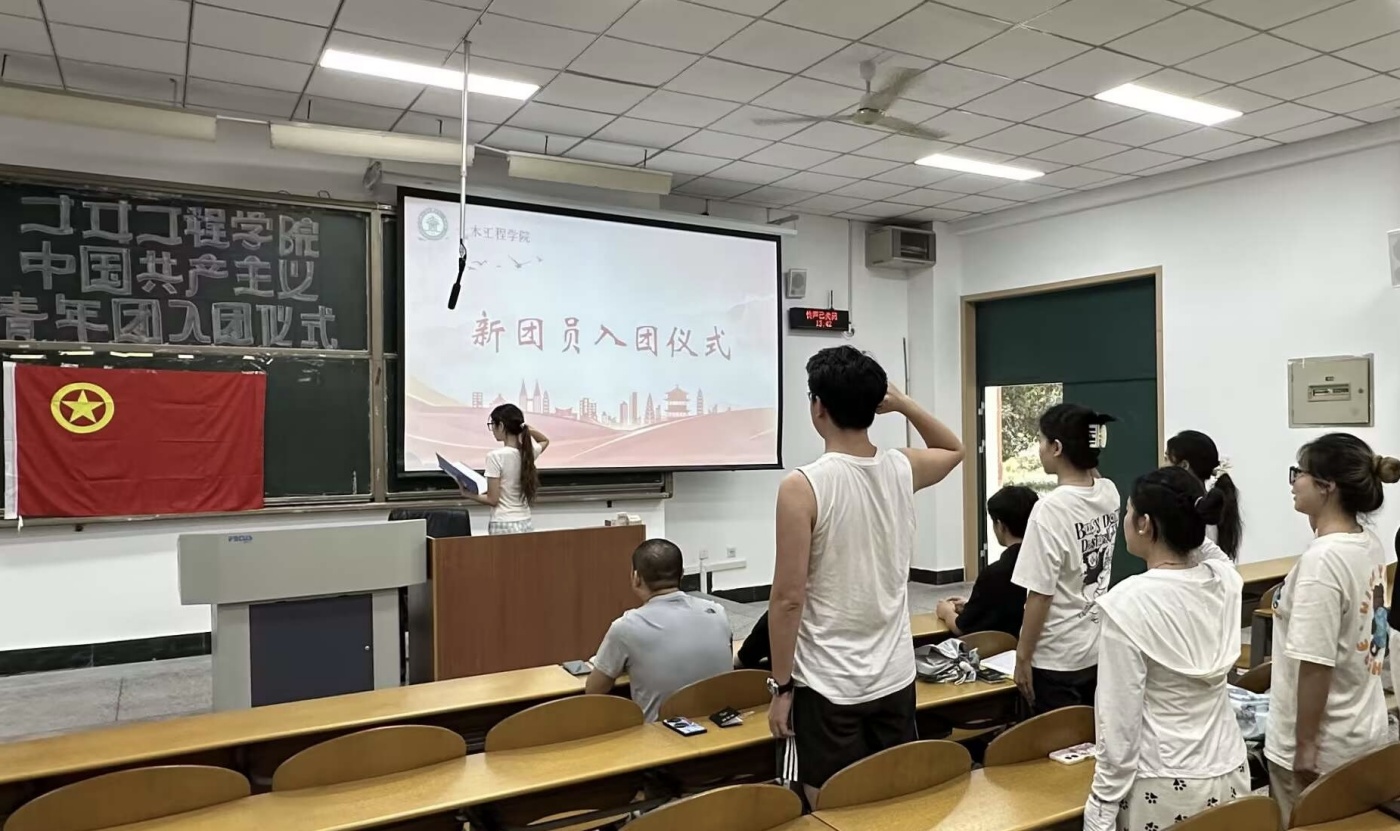 土木工程学院举行中国共产党主义青年团入团仪式1_副本.jpg