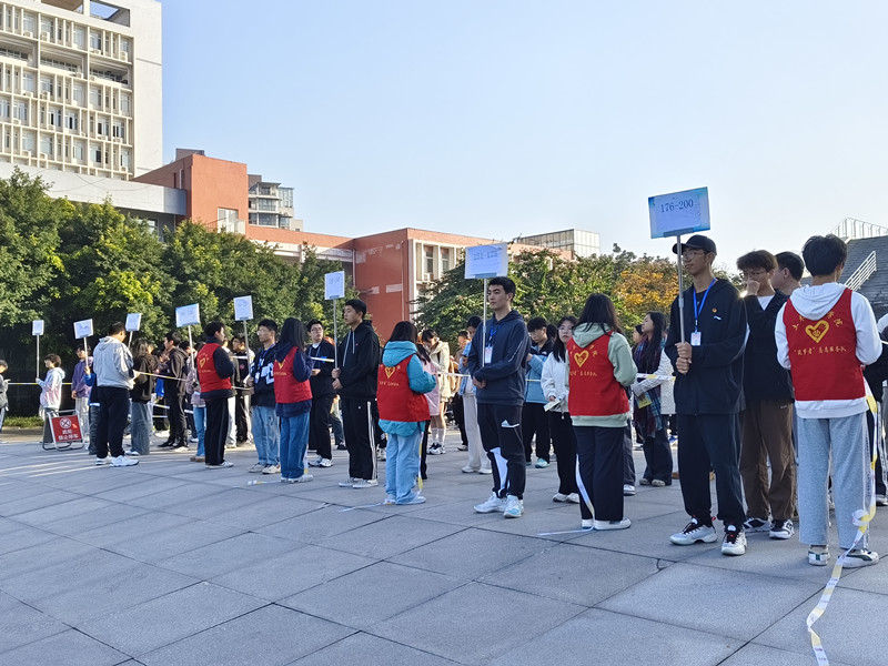 四川轻化工大学举办大学生健步走比赛1.jpg