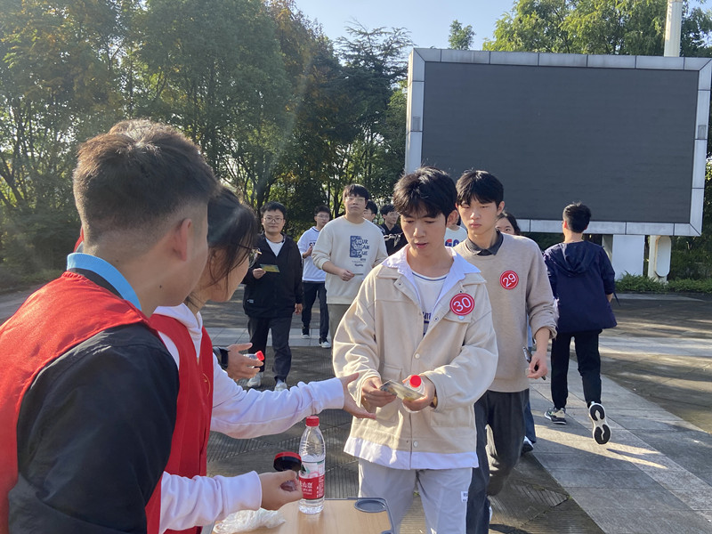 四川轻化工大学举办大学生健步走比赛6.jpg