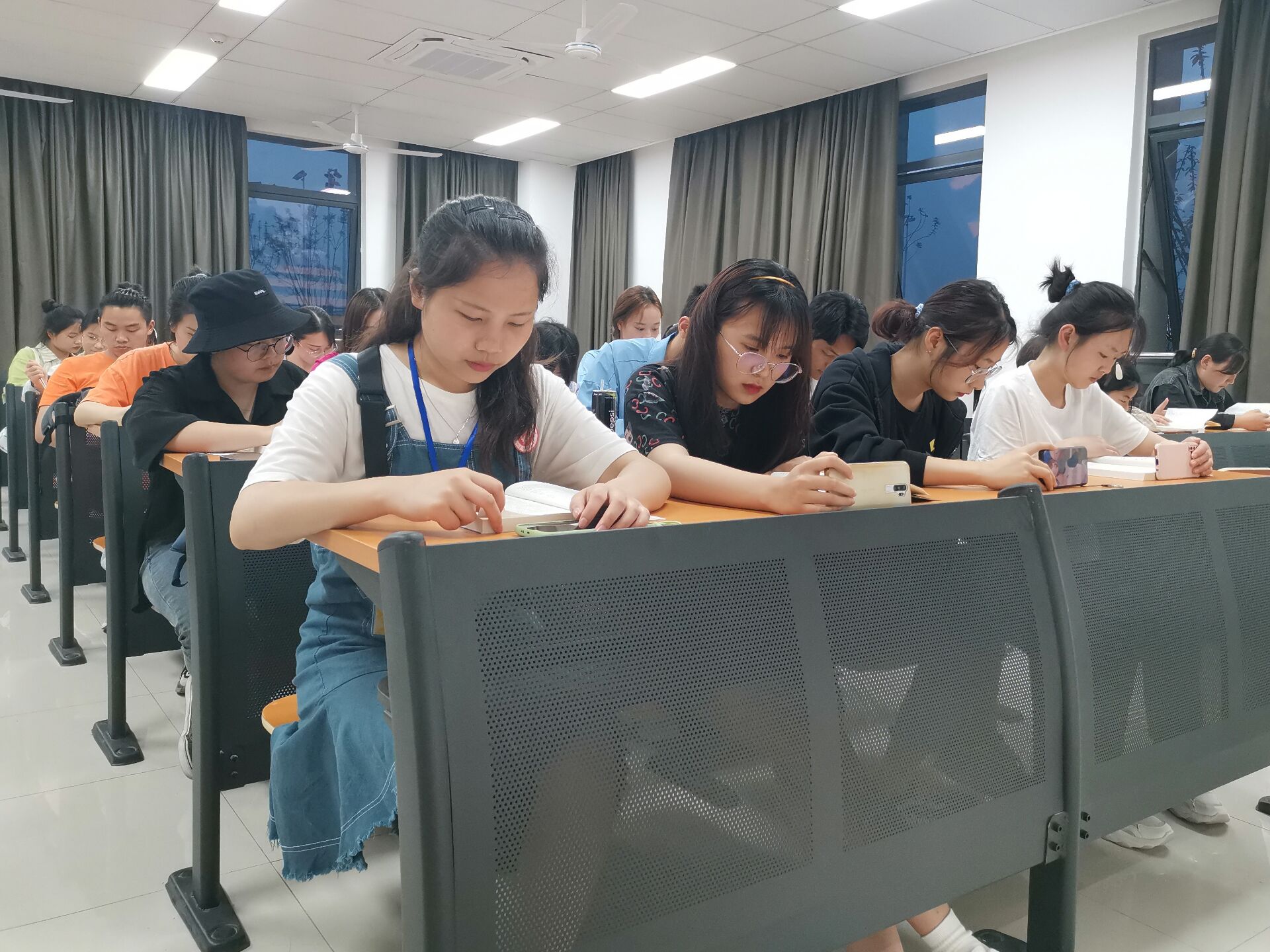 土木工程学院“筑梦者’志愿服务队开展“想和你同阅一本书’阅读活动2.jpg
