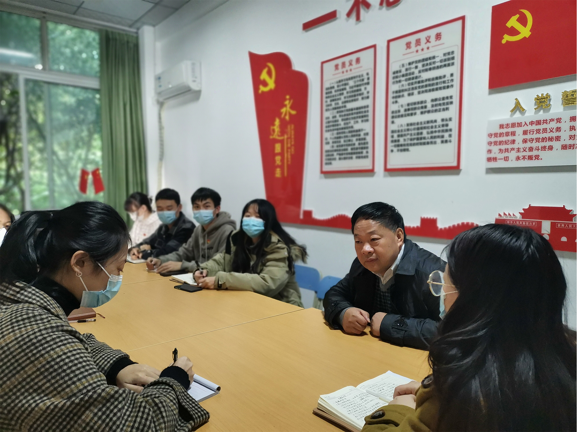 土木工程学院学生党员二支部召开十一月支部委员会.jpg