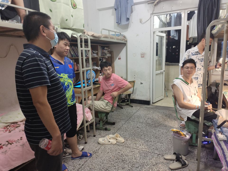 土木工程学院领导带队深入宿舍走访慰问学生2.jpg