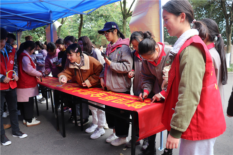土木工程学院“筑梦者’志愿服务队联合大学生竞赛网开展预防艾滋病活动.jpg
