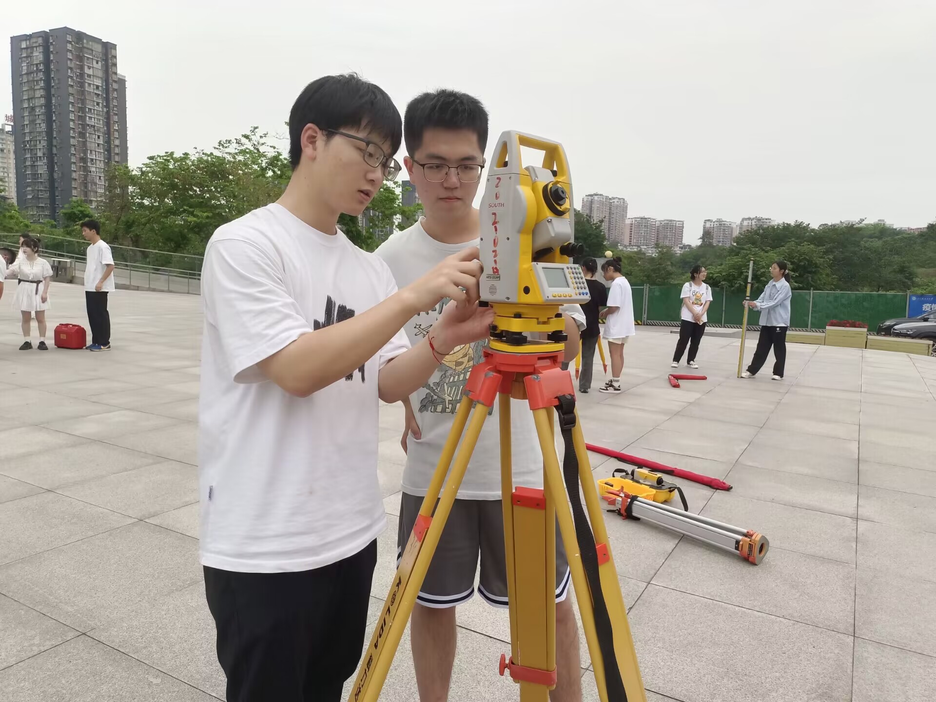 土木工程学院建筑爱好者协会举办第十四届测绘技能大赛赛前培训1.jpg