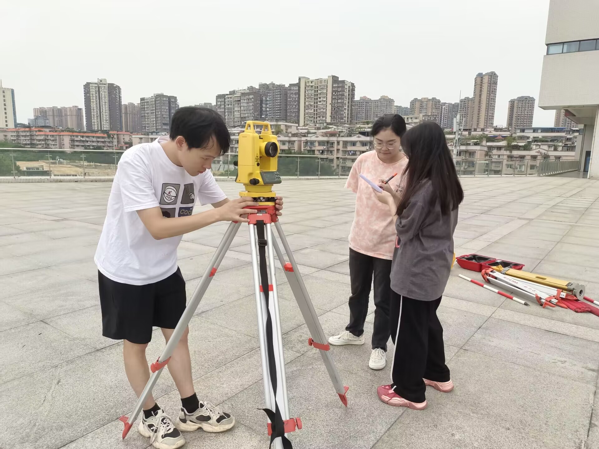 土木工程学院建筑爱好者协会举办第十四届测绘技能大赛赛前培训2.jpg