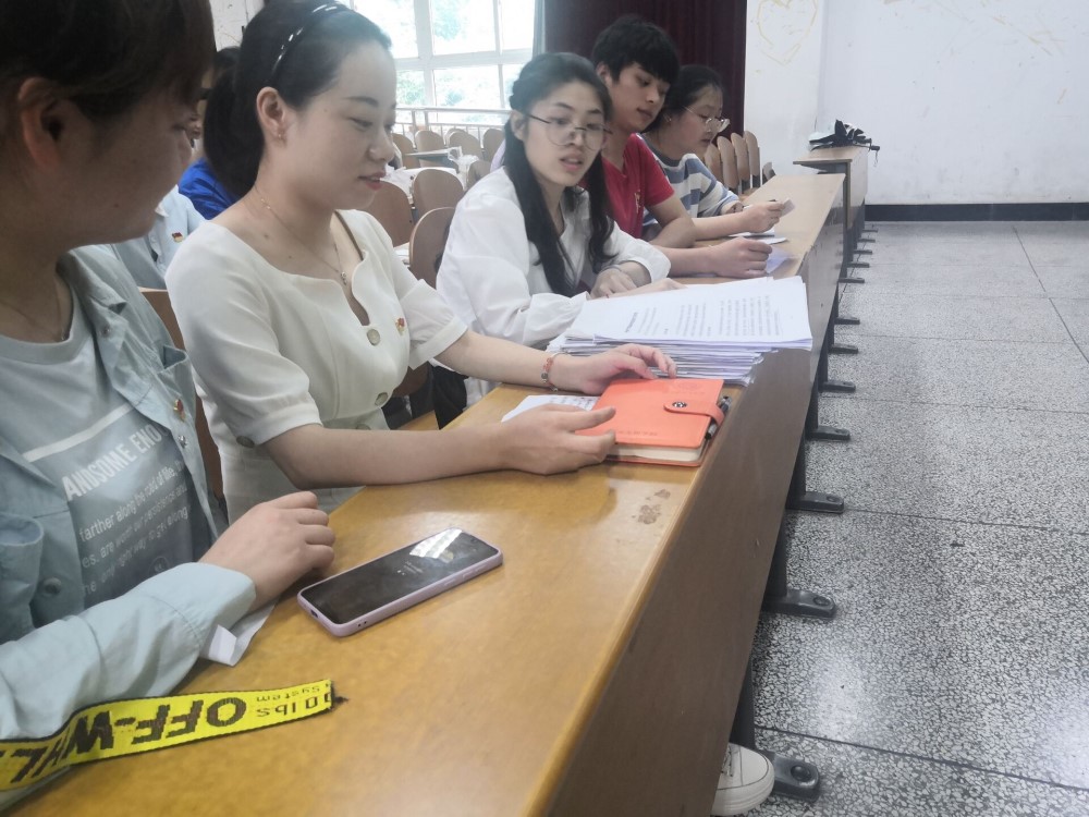 土木工程学院学生党员四支部召开6月支委会.jpg