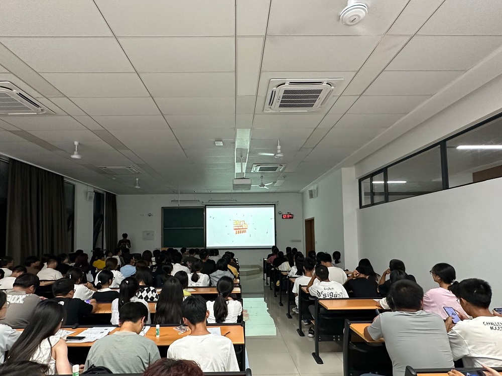土木工程学院组织观看大学生秋季开学思政教育第一课2.jpg