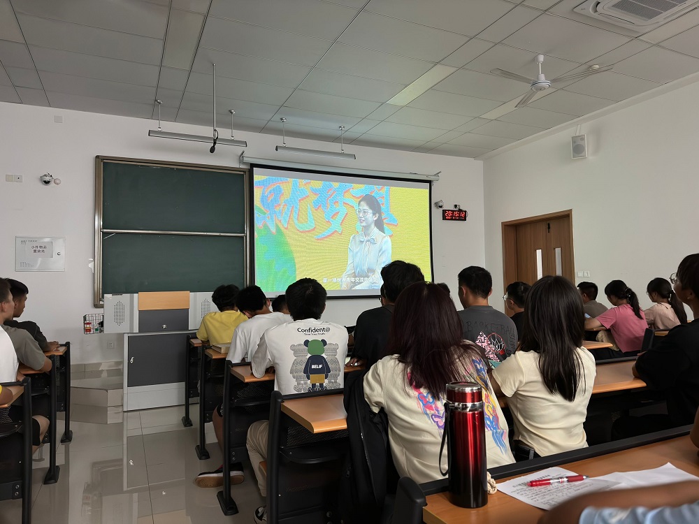 土木工程学院组织观看大学生秋季开学思政教育第一课3.jpg