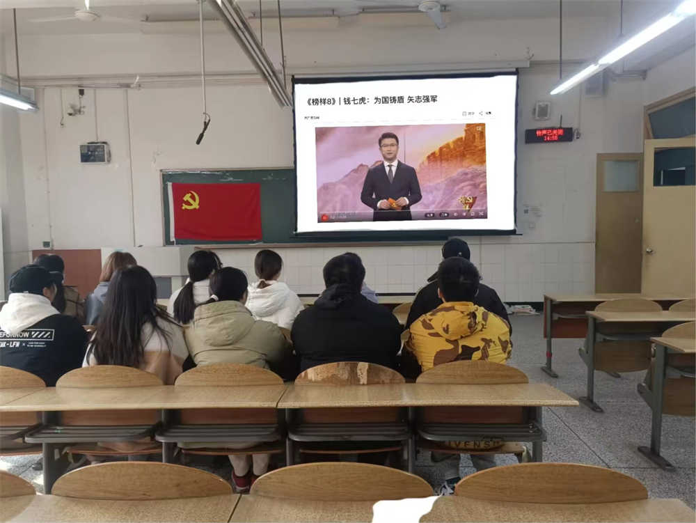 土木工程学院学生党员四支部组织观看《榜样8》专题节目.jpg