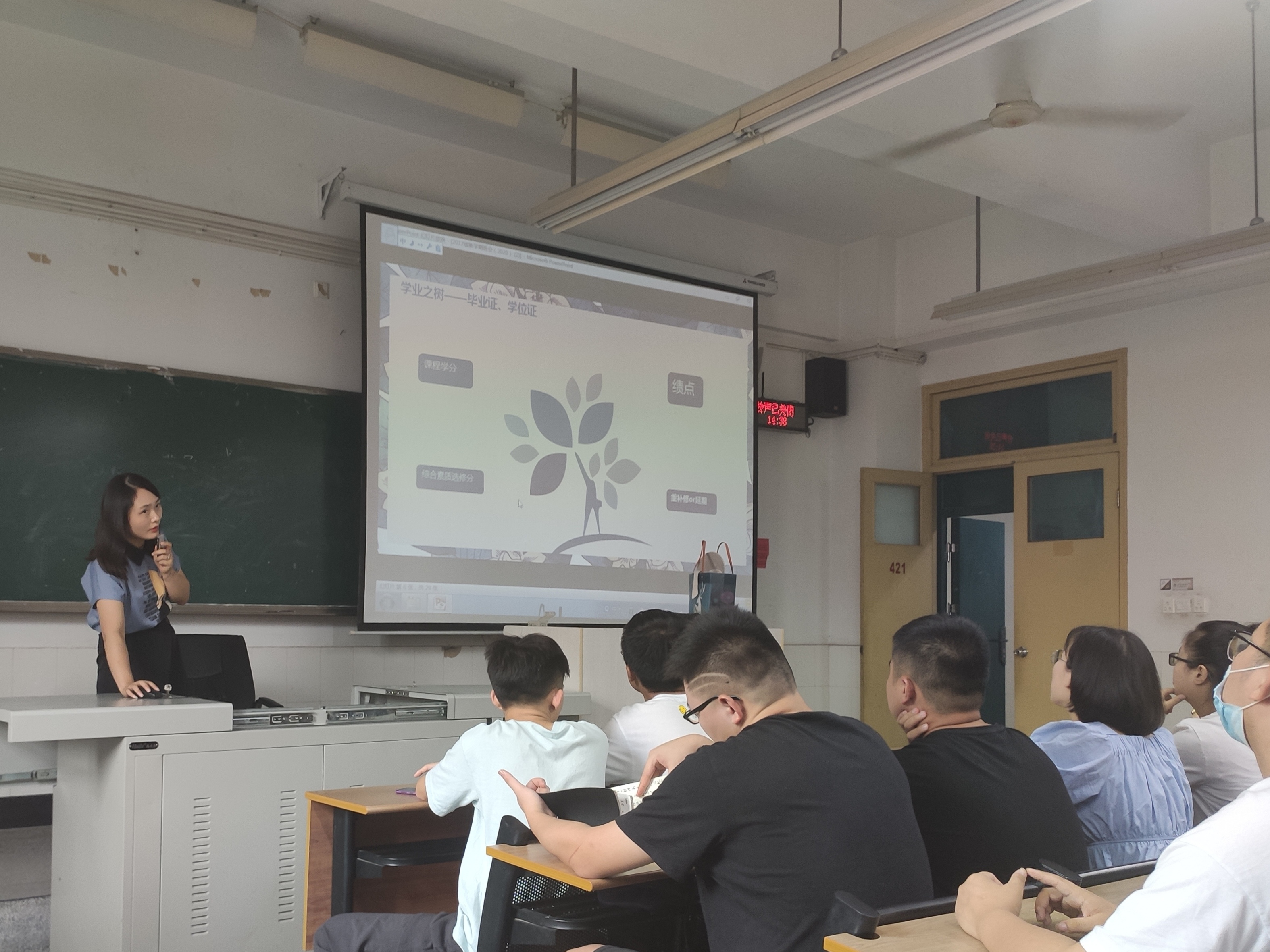 土木工程学院召开2017级给排水科学与工程专业新学期班会（2）.jpg