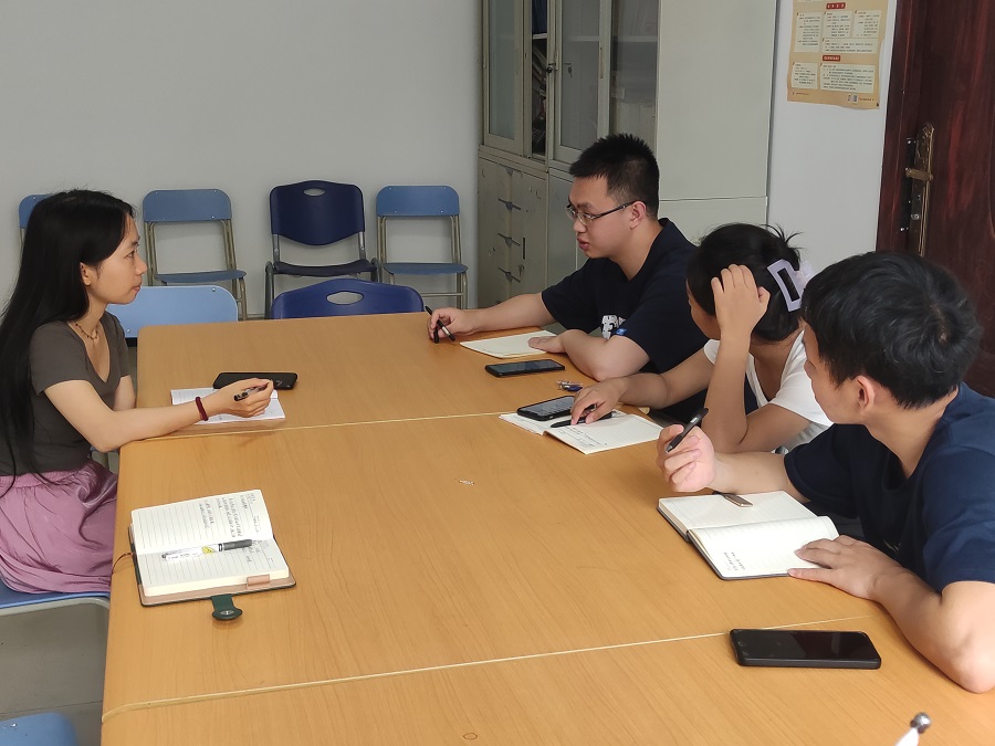 学生党员一支部六月支委会1.jpg