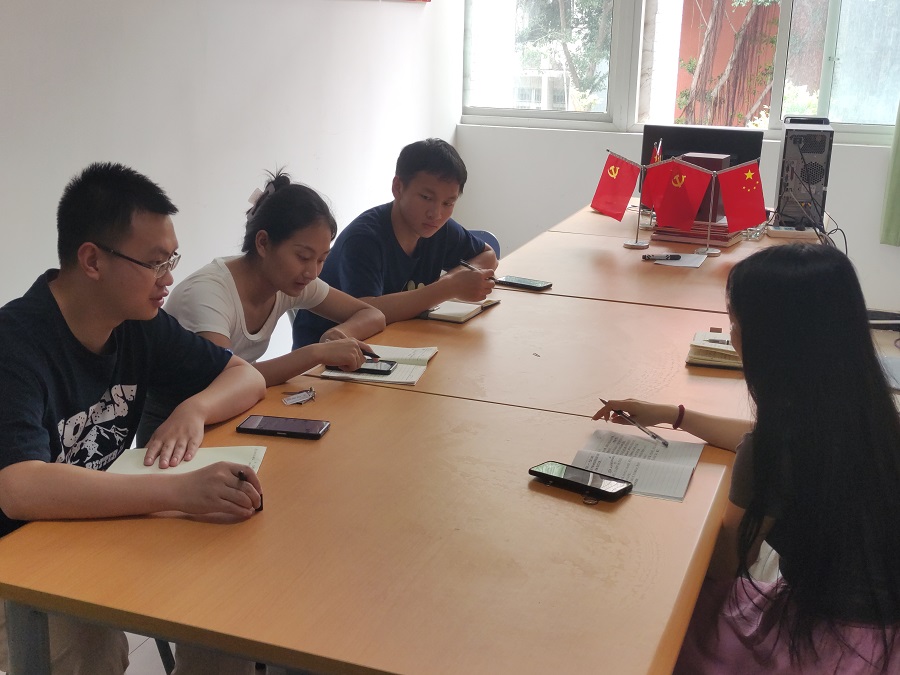 学生党员一支部六月支委会3.jpg