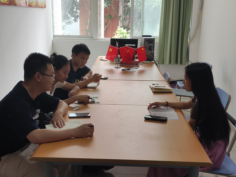 学生党员一支部六月支委会2.jpg