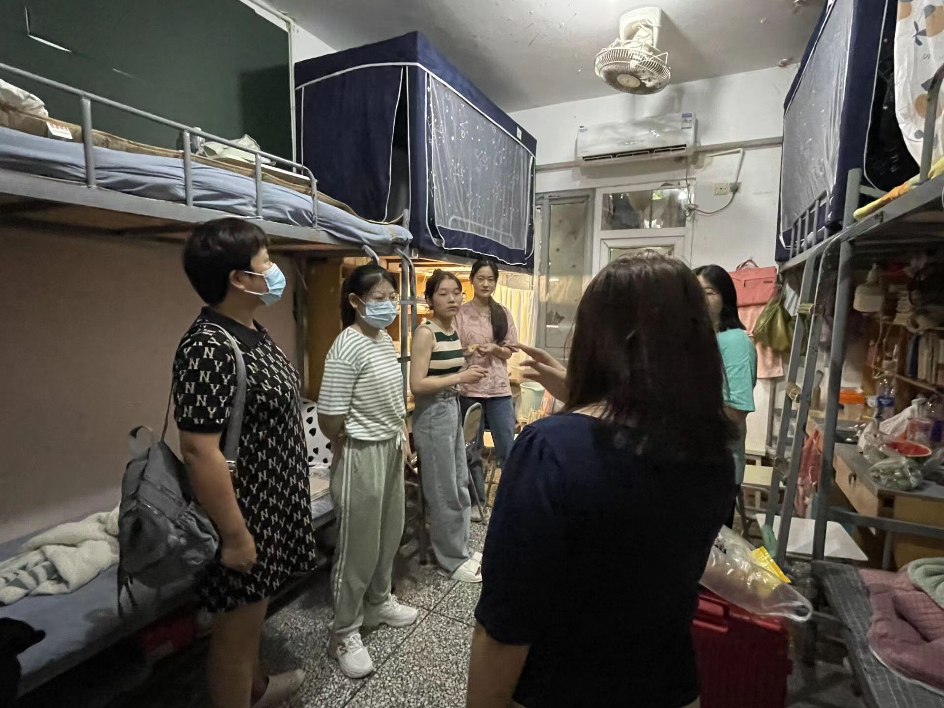 土木工程学院领导走访新生宿舍2.jpg