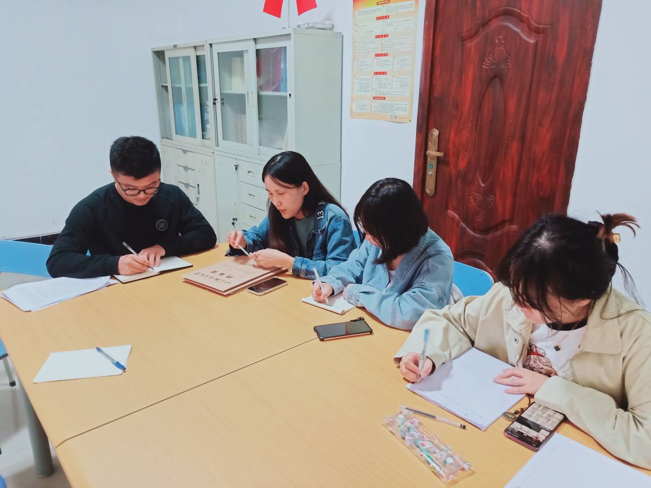 土木工程学院学生党员三支部召开10月支委会1.jpg