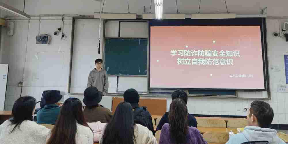 土木工程学院材料工程专业研究生开展十一月班团活动.jpg