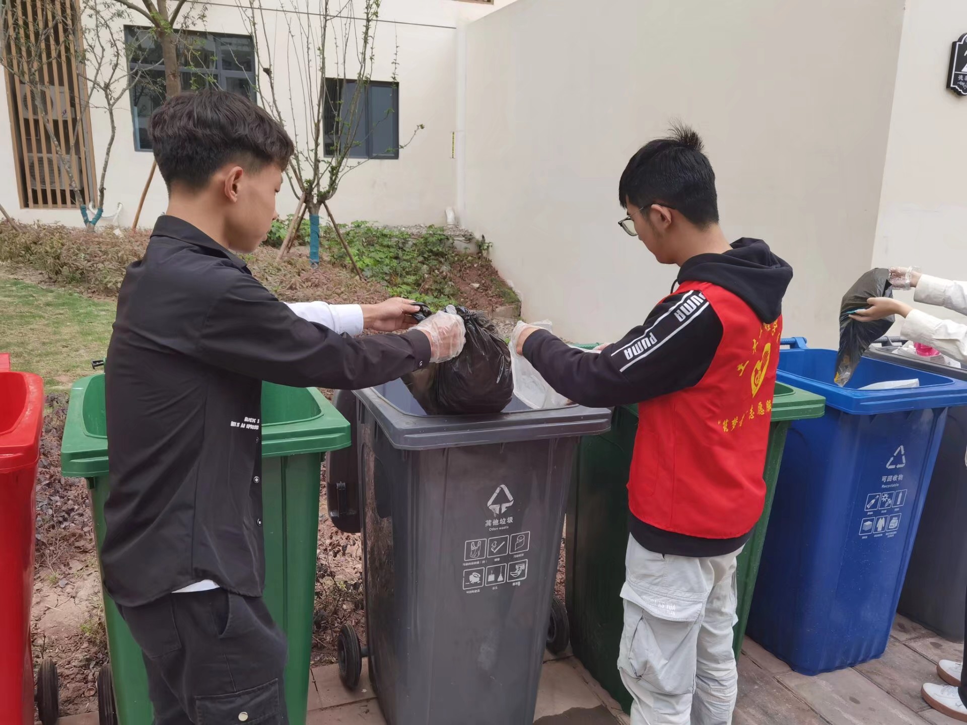 土木工程学院“筑梦者’志愿队开展“弘扬雷锋精神’垃圾分类及感谢信派送活动1.jpg