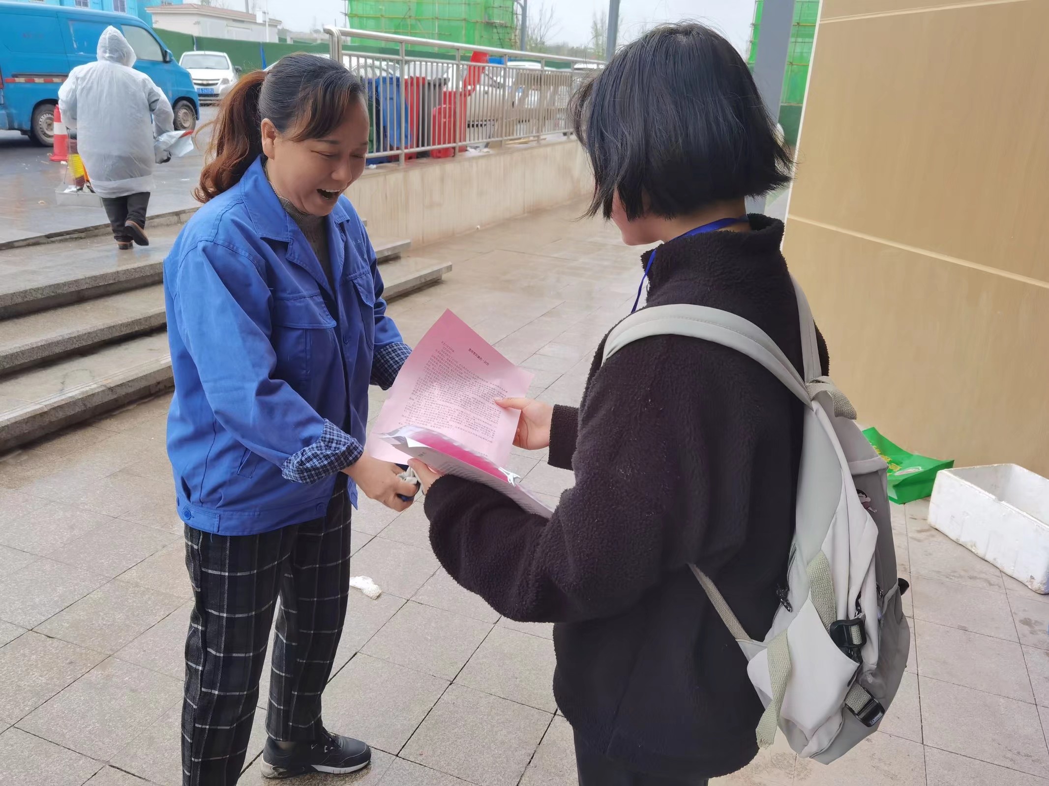 土木工程学院“筑梦者’志愿队开展“弘扬雷锋精神’垃圾分类及感谢信派送活动2.jpg