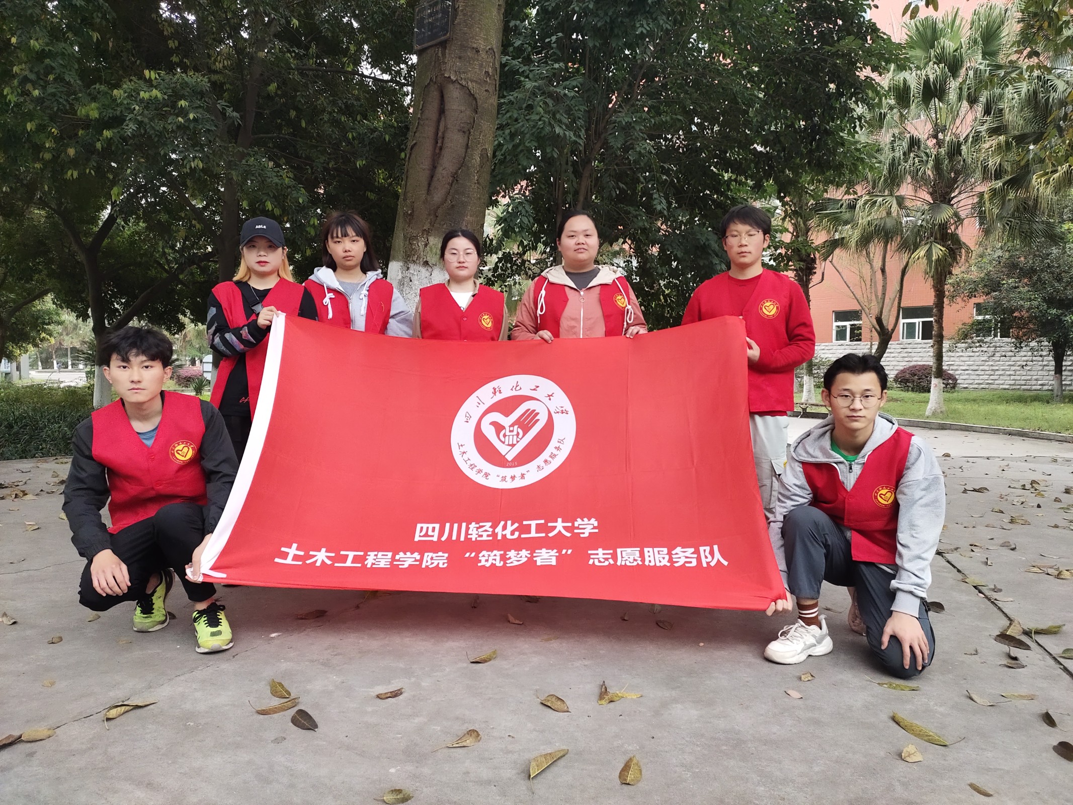 土木工程学院“筑梦者’志愿队开展“弘扬雷锋精神’垃圾分类及感谢信派送活动3.jpg