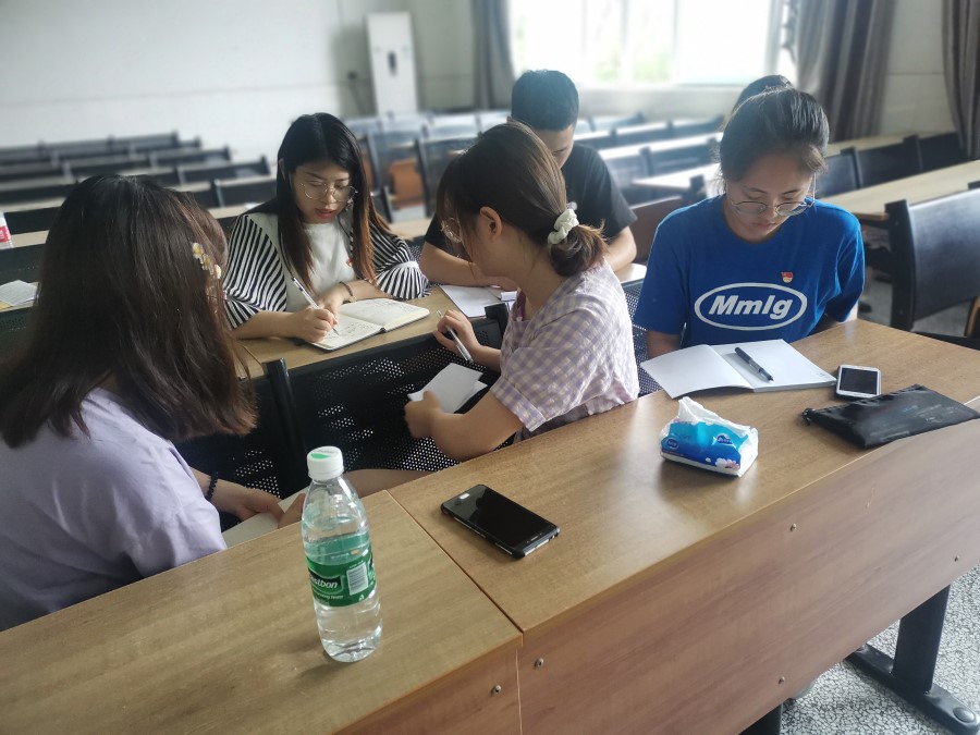 土木工程学院学生党员二支部召开五月支部委员会.jpg