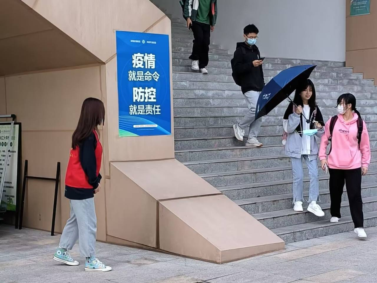 土木工程学院“筑梦者’志愿服务队开展“疫情防控，你我同行’文明劝导活动1.png