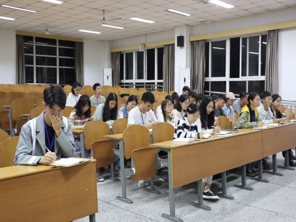土木工程学院第十八届团总支学生会召开干部会议与社会实践交流会2.jpg