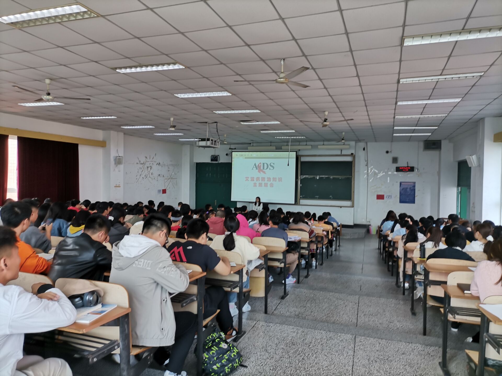 土木工程学院2020级给排水专业召开“关注艾滋，关爱自己’主题班会.jpg