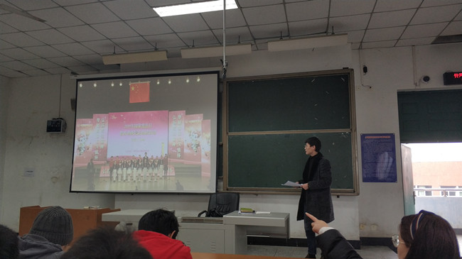 土木工程学院2016级给排水科学与工程专业、2017级土木工程专业开展国家宪法日“宪法晨读’活动1.jpg