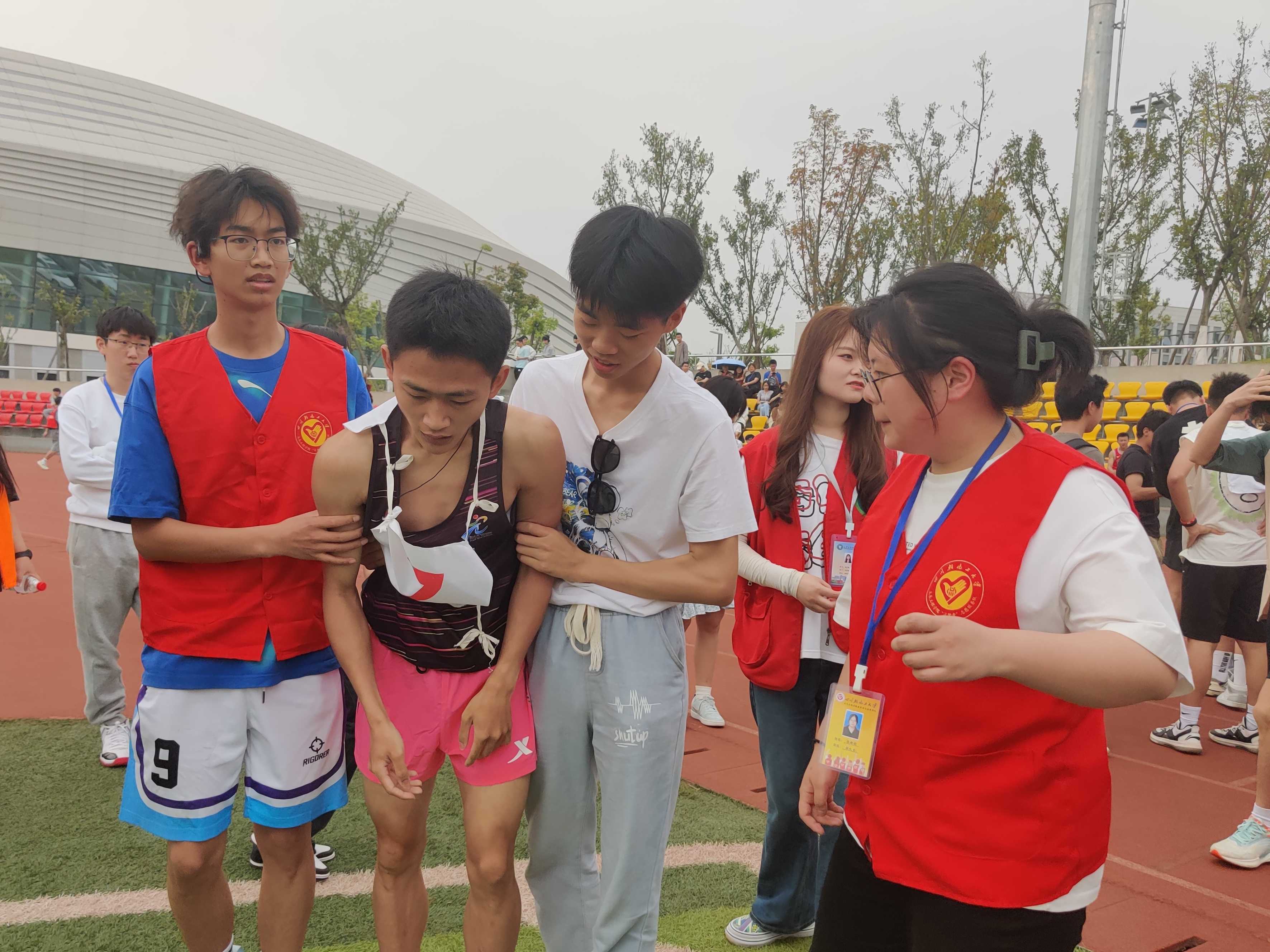 土木工程学院“筑梦者’志愿服务队开展运动会“一对一’帮扶活动1_副本.jpg