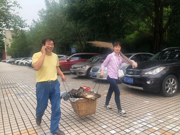 师生参与卫生整治 创建文明和谐校园1.jpg