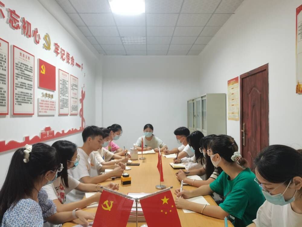 土木工程学院学生党员二支部召开9月支委会1.jpg