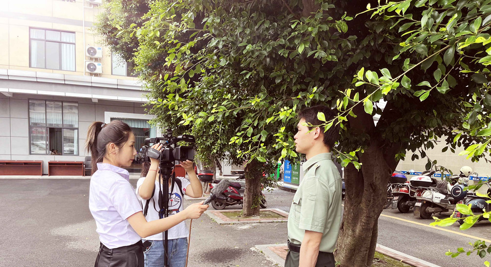 热烈祝贺杨蓉生同学荣获宜宾市翠屏区第一届高校大学生“双拥之花 朝气蓬勃’文化作品设计大赛二等奖1.jpg