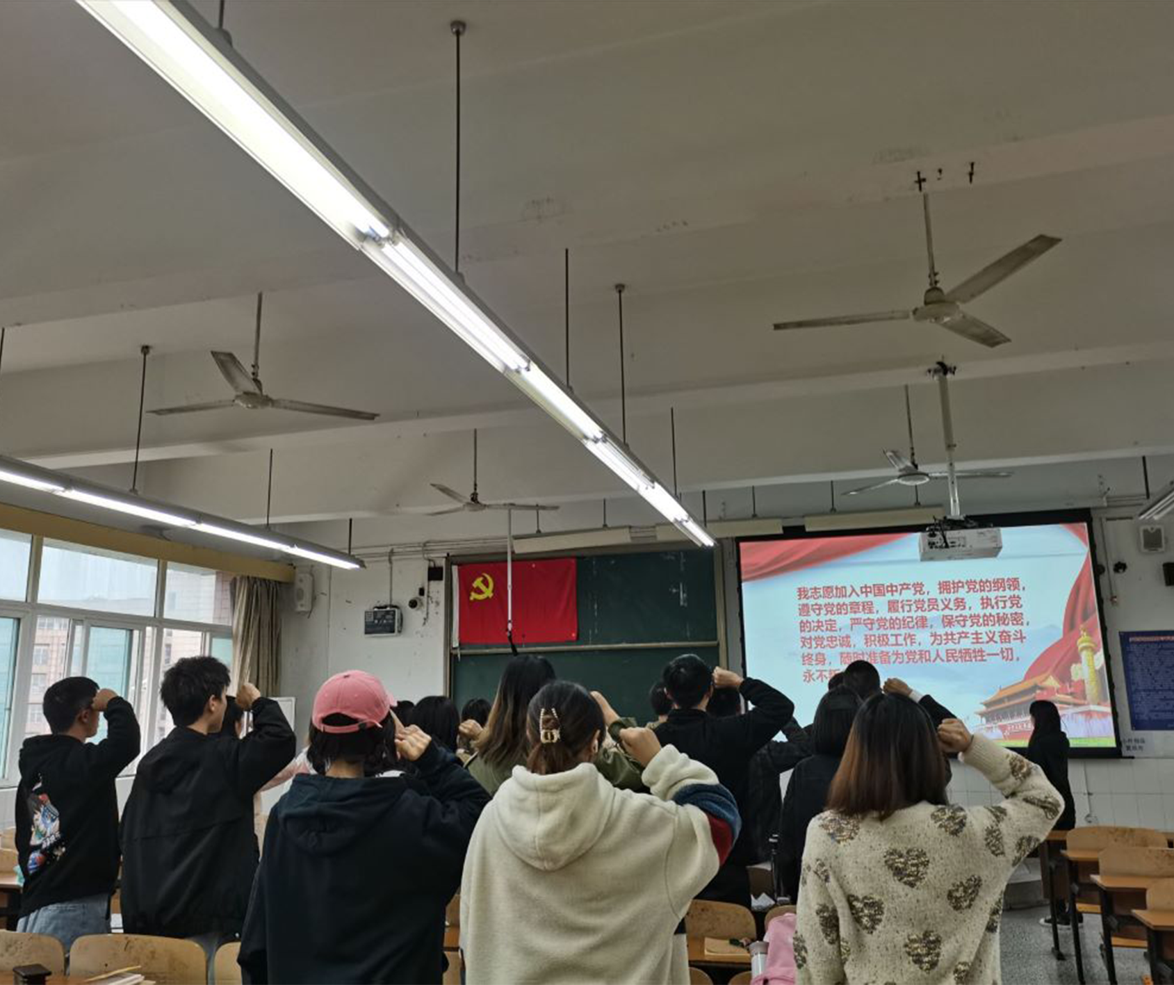 土木工程学院学生党员四支部召开发展党员支部大会2.png