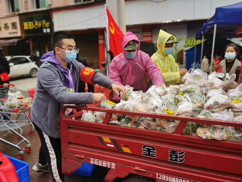 康翔志坚守北湖半岛小区（封控区）转运群众生活物资.jpg
