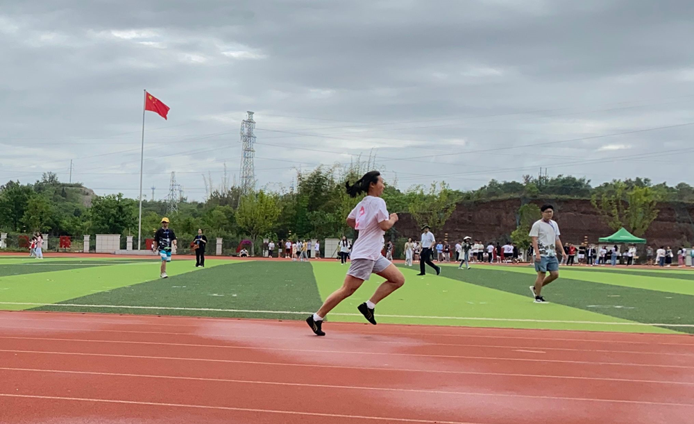 工程造价专业2020级3班齐縯欣在女子100米决赛中斩获第一名_副本.png