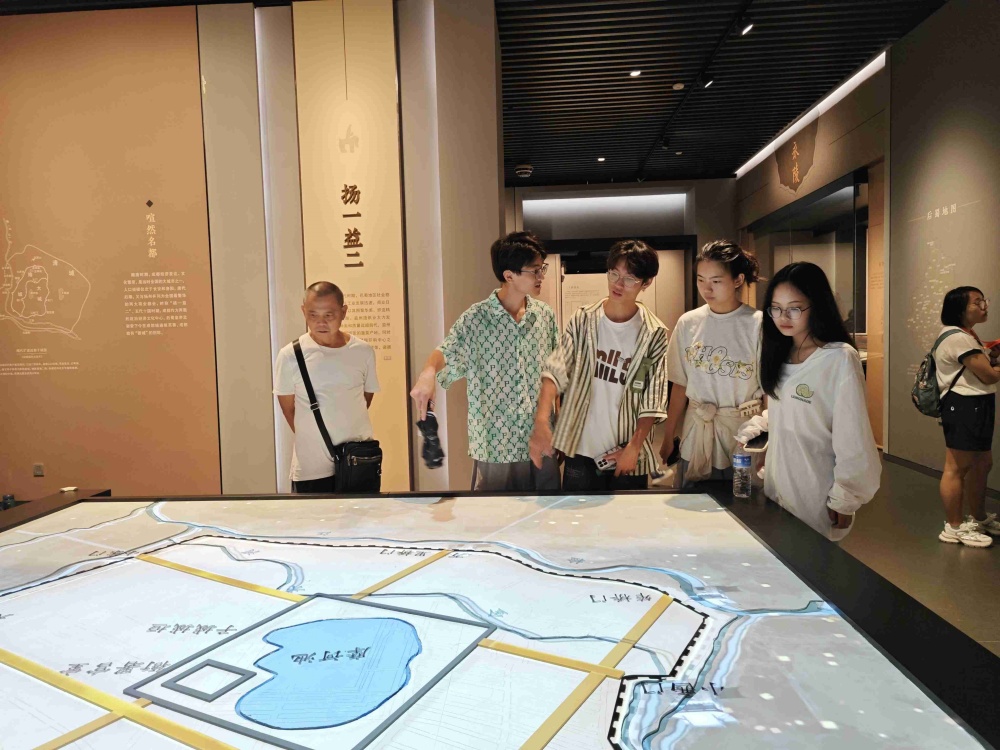 土木工程学院“民族探究”实践团队赴成都开展暑期社会实践活动2_副本.jpg