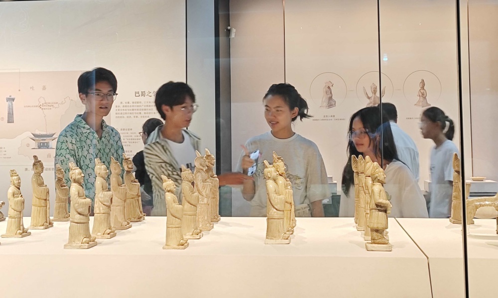 土木工程学院“民族探究”实践团队赴成都开展暑期社会实践活动1_副本.jpg