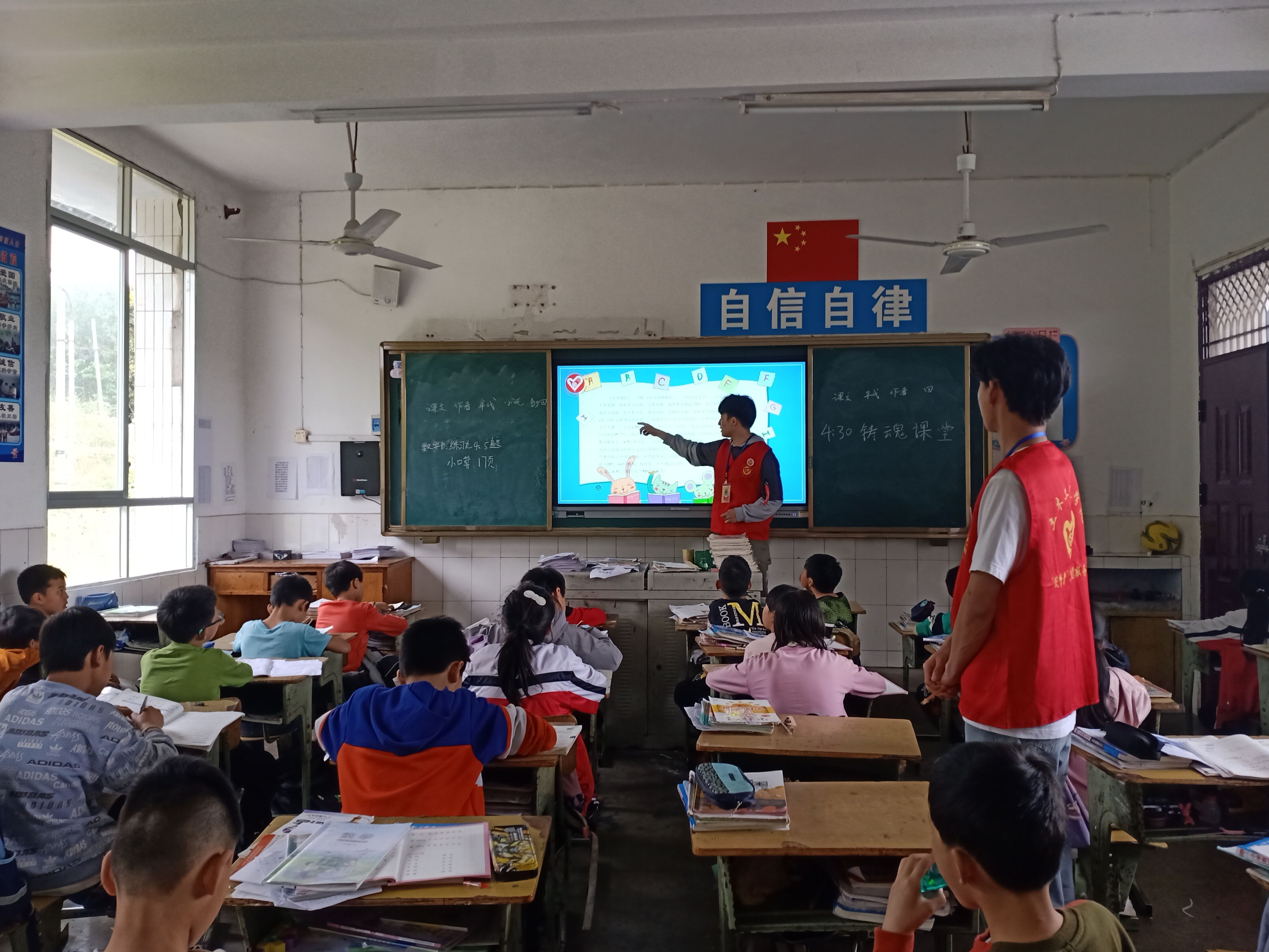土木工程学院党支部携手“筑梦者’志愿服务队开展四点半铸魂课堂2.jpg