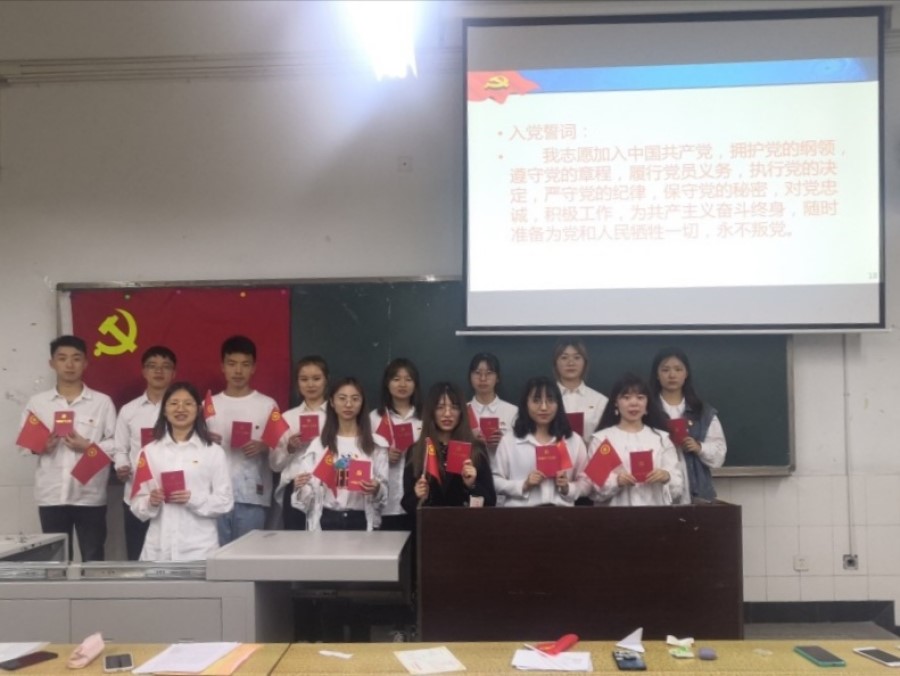 土木工程学院学生党员四支部召开发展党员支部大会3.jpg